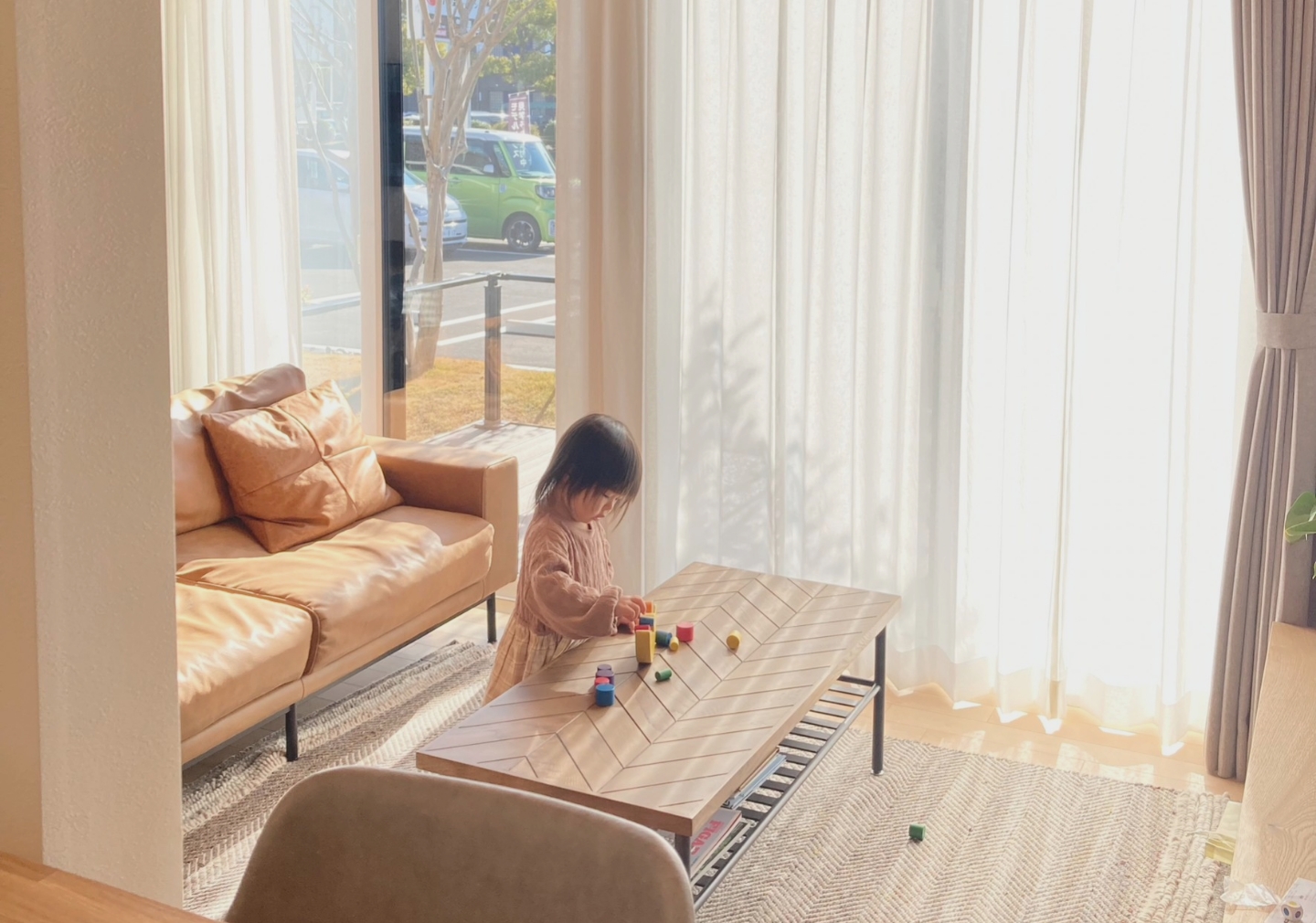 リビングで遊ぶ子どもの写真